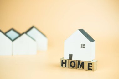 Mini ahşap ev ev ev sözcüğü üzerine kurulmuş. Konut talebi kavramı.