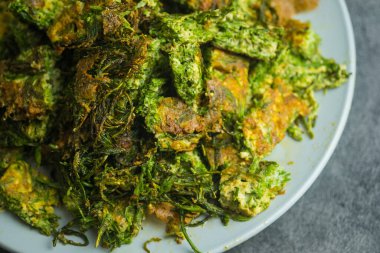 Çırpılmış yumurtalı kızarmış akasya pennatası. Thai 'nin adı Cha-Om Kai.