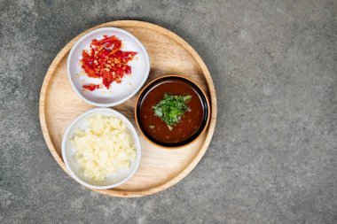 Acı biberli ve sarımsaklı sos. Suki ile yemek için doğranmış acı biber ve sarımsak ekleyebilirsin..