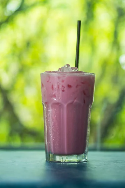 Estilo Tailandés Helado Rosa Leche Dulce Cafetería Contra Fondo Naturaleza — Foto de Stock