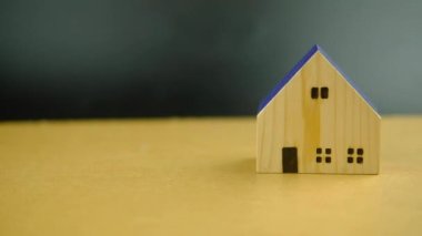 Küçük ahşap evi çevirip kapatıyorlar. Gayrimenkul ipoteği ya da satın alma konsepti. İş finans ve kredi