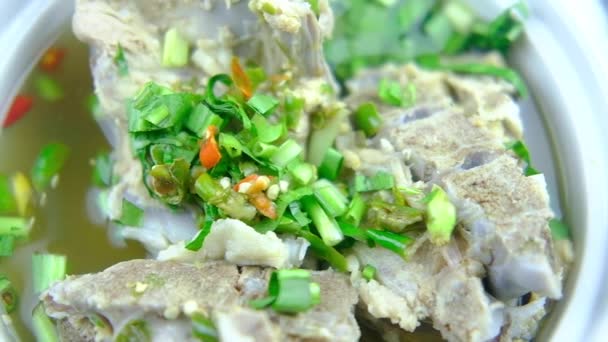 豚肉リブ タイ語でタイのスパイシーなスープ トムと呼ばれる これはタイで人気のある料理です — ストック動画