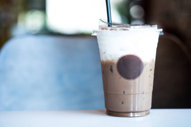 Taze buzlu kahve Mocha boş şablon logosuyla