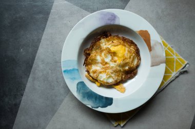 Kızarmış yumurta, Taylandlılar pirinçle yiyor, Tayland usulü sahanda yumurta.