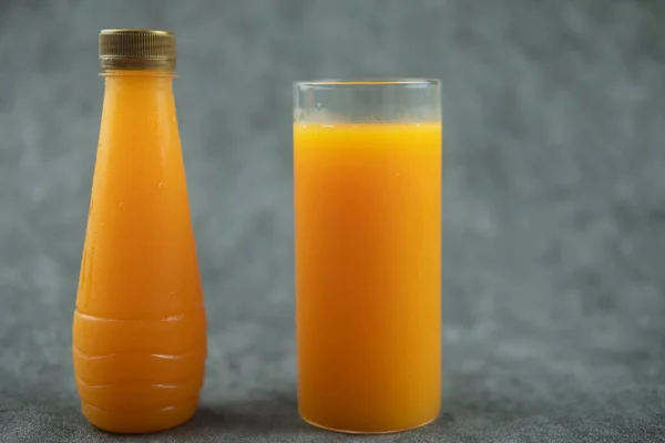 ガラスのオレンジジュースとボトルのオレンジジュース 閉じろ — ストック写真
