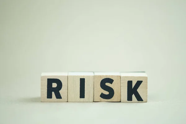 Holzwürfel Mit Dem Wort Risiko Risikobereitschaft Risikomanagement Oder Bewertungskonzept Beseitigung — Stockfoto