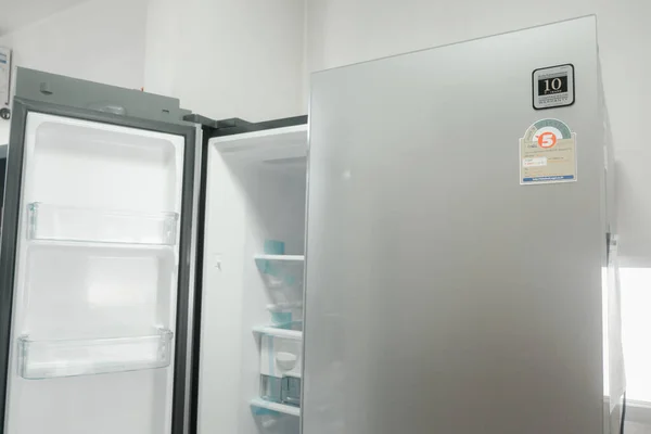 Samut Prakan Thailand 2021 Hitachi 냉장고 냉장고와 나란히 시스템 설치되어 — 스톡 사진