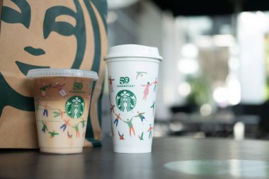 Bangkok, Tayland - 25 Ekim 2021: Starbucks, Tayland 'da tek kullanımlık plastik atıkları azaltmak amacıyla Starbucks Yeniden Kullanılabilir Kupa' yı ücretsiz olarak verdiğinizde. 25 'te sadece bir gün.