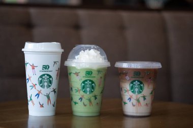 Bangkok, Tayland - 25 Ekim 2021: Starbucks Tayland içki ısmarladığınızda Starbucks Yeniden Kullanılabilir Kupa 'yı 50. Yeniden kullanılabilir bardakların iki boyutu olacak.
