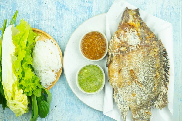 塩焼きの魚は 米麺の新鮮な野菜と2つのディップソース 甘いナッツソースとシーフードソースを提供しています タイ語Miang Pla Phaoと呼ばれる — ストック写真