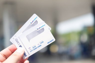 Samut Prakan Tayland - 25 Ekim 2021: PTT benzin istasyonu, PTT, Pas Station PTT 'de yakıt ikmali için 500 baht' lık hediye kartı ücreti Tayland 'ın en popüler benzin istasyonu..