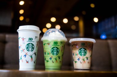 Bangkok, Tayland - 25 Ekim 2021: Starbucks, tek kullanımlık plastik atıkları azaltmak amacıyla, 25 Ekim 21 tarihinde yeniden kullanılabilir 25 Ekim 'de FREE Limited Edition Cup dağıtıyor..