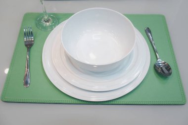 Tabak ve tabak altlığa yerleştirildi