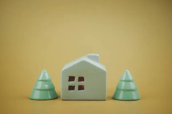 Ceramic Small Houses Two Christmas Tree Yellow Background — Stock Photo, Image