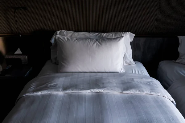 旅馆里躺着干净的白色枕头和床单 — 图库照片