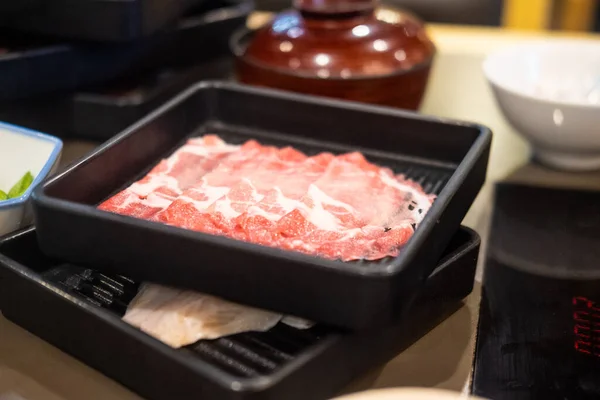 Fatia Carne Bandeja Preta Preparada Para Shabu Sukiyaki Panela Quente — Fotografia de Stock