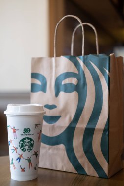 Bangkok, Tayland - 27 Ekim 2021: Starbucks, Tayland 'da tek kullanımlık plastik atıkları azaltmak amacıyla Starbucks Yeniden Kullanılabilir Kupa' yı ücretsiz olarak verdiğinizde. 25 'te sadece bir gün.