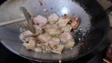 Sıcak tavada sarımsaklı ve biberli domuz eti pişiriyorum.