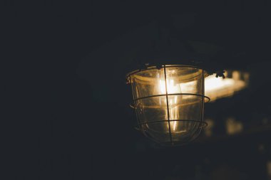 Gece yarısı fotokopi alanı olan bir binanın dış tarafına yerleştirilmiş fener aranıyor.