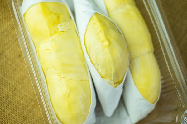 Segar Durian Monthong Dalam Kotak Atas Karung Latar Belakang Raja — Stok Foto