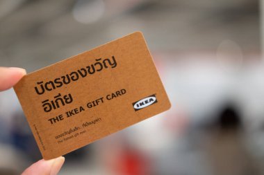 Samut Prakan, Tayland - 31 Ekim 2021: IKEA hediye kartı Tayland dilidir, IKEA hediye kartı arkadaşlara ve aileye düğün hediyesi olarak iyi bir fikirdir