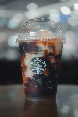 Bangkok, Tayland - 1 Kasım 2021: Yuzu Cold Brew Starbucks Cafe 'de yeniden kullanılabilir bir bardakta özel 50. yıldönümü tasarımlı, Starbucks dünyanın en büyük kahve evi..
