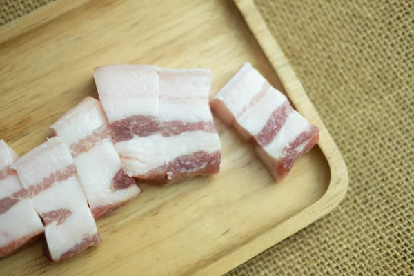 Snijd Rauw Vers Varkensvlees Een Houten Dienblad — Stockfoto