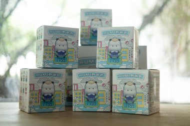 Bangkok, Tayland - 3 Kasım 2021: Star Moly Tuo Wonder Ride Serisi Oyuncak Sanal Kutusu. Miniso 'dan gelen yeni koleksiyonda Miniso Tayland' da toplam 6 parça ve nadir bulunan 2 parça var.