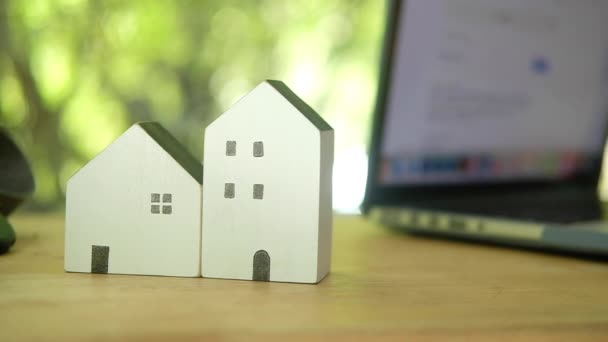 Dřevo Domů Notebookem Pozadí Metafora Práce Vydělávat Hledat Koupit Domů — Stock video