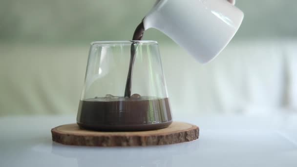 Movimento Lento Versare Latte Cacao Bicchiere Alimento Salutare Colazione — Video Stock