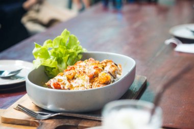 Ahşap masada barbekü soslu ızgara kaburga.