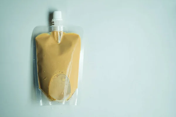 家で飲み続けるために透明な袋の中に冷たいコーヒー 閉じると上のビュー — ストック写真