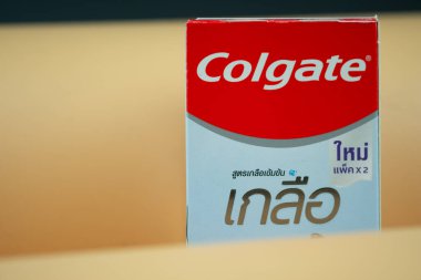 Samut Prakan, Tayland - 6 Kasım 2021: Colgate Tatar Bakımı% 20 Tuz Diş macunu 120g x 2 Tüpler, Colgate diş macunları, diş fırçaları, diş fırçaları ve diş iplerinden oluşan bir ağız temizliği ürünüdür..