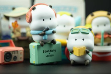 Samut Prakan, Tayland - 6 Kasım 2021: Miniso 'dan Şirin Yıldız Moly Tuo Wonder Ride Serisi Figür Kör Kutusu. Kapat.