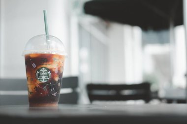 Bangkok, Tayland - 6 Kasım 2021 Yuzu Cold Brew yeniden kullanılabilir bir bardakta özel bir 50. yıldönümü tasarımı ve bir kutu pasta ile Starbucks kahvesine taze bir tat katıyor.