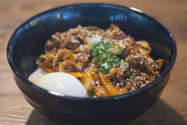 Tahta masada yumurtalı domuz pirinci kasesi. Japon yemek tarzı..