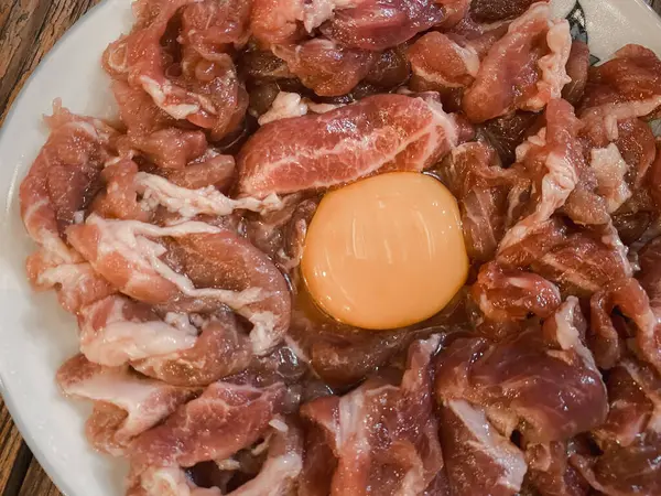 Mariniertes Schweinefleisch Garniert Mit Eigelb Für Sukiyaki Zubereiten Ansicht Von — Stockfoto