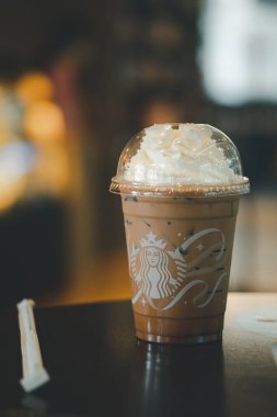 Bangkok - Tayland, 6 Kasım 2021 Starbucks kahve dükkanında krem şantili bir bardak buzlu kahve. Starbucks dünyanın en büyük kahve dükkanıdır ve çok popülerdir..