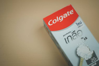 Samut Prakan, Tayland - 6 Kasım 2021: Colgate Tatar Bakımı% 20 Tuz Diş macunu 120g x 2 Tüpler, Colgate diş macunları, diş fırçaları, diş fırçaları ve diş iplerinden oluşan bir ağız temizliği ürünüdür..