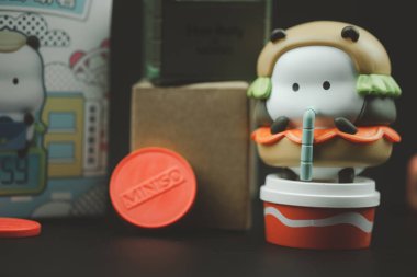 Bangkok, Tayland - 15 Kasım 2021: Koleksiyonlar için sevimli bir figür Star Moly Tuo Wonder Ride serisi figürü. Yıldız Moly X MINISO