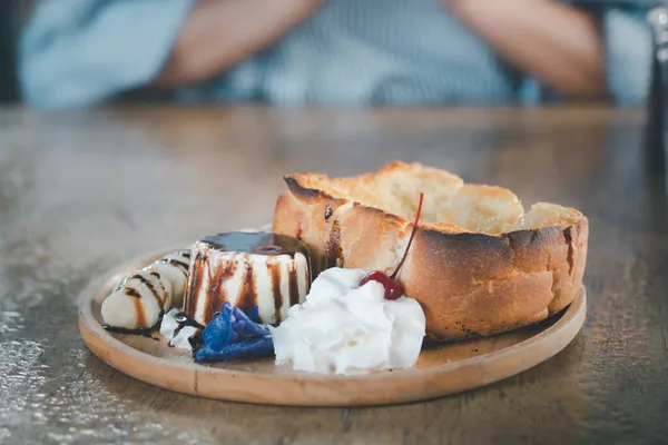 トーストパンプリン 木の皿にホイップクリームとスライスしたバナナ — ストック写真