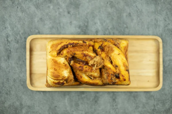 用泰式辣椒酱在木盘上自制干切碎的猪肉面包 — 图库照片
