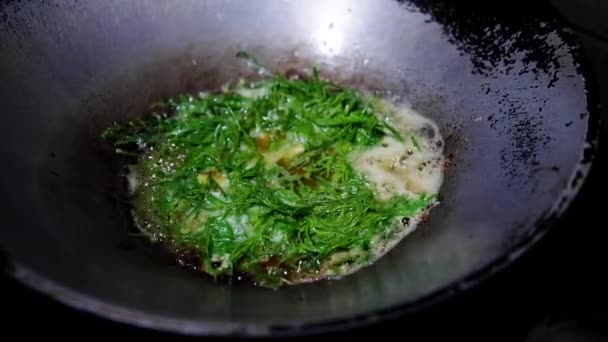 Gebakken Cha Hete Olie Pan Het Koken Van Klimmende Wattle — Stockvideo