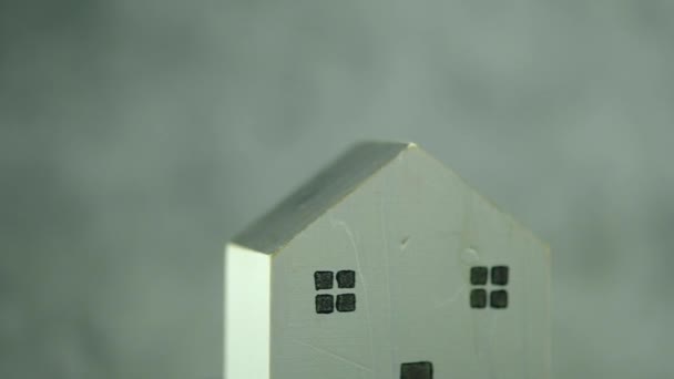 白木房屋模型的旋转展示供销售 提供按揭贷款 投资及管理协议及建造业以购买新屋的建议 — 图库视频影像