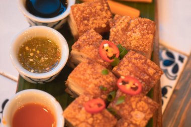 Deniz ürünleri soslu kıtır domuz eti. Seçici odak