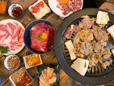 Japon BBQ tarzı, Pork BBQ, Tayland büfesi restoranı, Tayland 'da bir açık büfede diğer mezelerle birlikte kızarmış domuz eti.