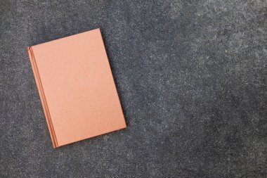 Bir çimento arka planda dizüstü bilgisayarın bakır kapağı