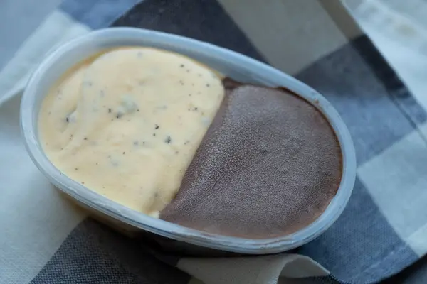 초콜릿 초콜릿 아이스크림의 선택적 플라스틱 — 스톡 사진