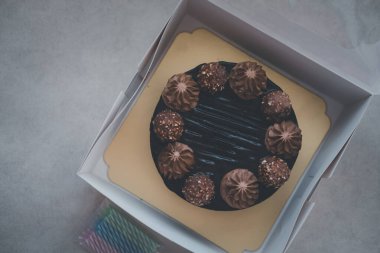 Kutunun içinde çikolatalı pastanın tam bir yakın çekimi.