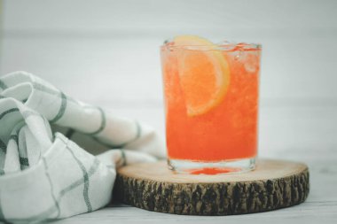 Portakal dilimli soğuk ve ferahlatıcı bir punç. Yaz içeceği.